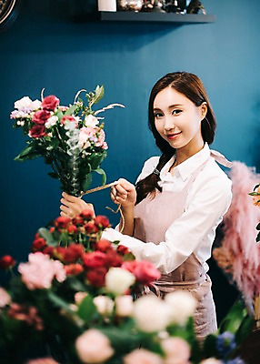 포토 JPG 응시 여자 꽃 행복 여유 꽃다발 실내 관리 한명 미소 사람 상반신 20대 성인 취미 옆모습 한국인 다발 꽃집 즐거움 손질 성인여자한명만 국내포토 식물 1 시선 감정 뷰포인트 표정 동양인 청년 내부 상점 여자한명만 성인여자만 파일형식