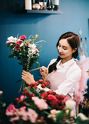 포토 JPG 응시 여자 꽃 행복 여유 꽃다발 실내 관리 한명 미소 사람 상반신 20대 성인 취미 옆모습 장미 한국인 끈 다발 꽃집 즐거움 손질 성인여자한명만 국내포토 식물 1 시선 감정 뷰포인트 표정 동양인 청년 내부 상점 여자한명만 성인여자만 파일형식