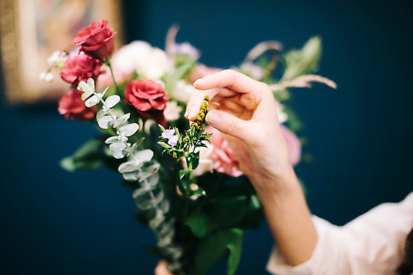 포토 JPG 손 여자 꽃 행복 여유 꽃다발 실내 관리 한명 사람 20대 성인 취미 신체부위 만지기 한국인 꽃집 즐거움 손질 성인여자한명만 국내포토 식물 1 감정 모션 동양인 청년 내부 상점 여자한명만 성인여자만 파일형식