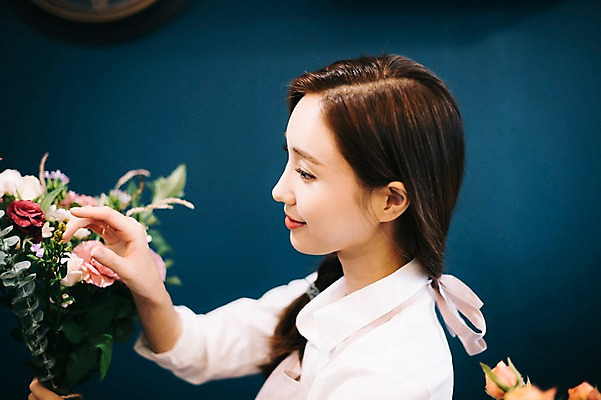 포토 JPG 응시 여자 꽃 행복 여유 꽃다발 실내 관리 한명 미소 사람 근접촬영 상반신 20대 성인 취미 옆모습 한국인 꽃집 즐거움 손질 성인여자한명만 국내포토 식물 1 시선 감정 뷰포인트 표정 동양인 청년 내부 상점 여자한명만 성인여자만 파일형식