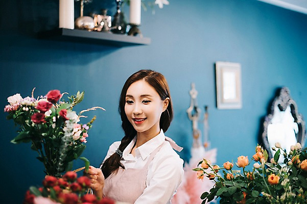 포토 JPG 응시 여자 꽃 행복 여유 꽃다발 포장 선반 실내 관리 한명 미소 들기 사람 상반신 20대 성인 취미 옆모습 장미 한국인 끈 다발 꽃집 즐거움 만들기 손질 성인여자한명만 국내포토 식물 1 시선 감정 뷰포인트 가구 모션 표정 동양인 청년 내부 상점 여자한명만 성인여자만 파일형식