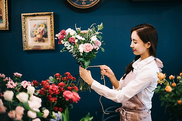 포토 JPG 응시 여자 꽃 행복 여유 꽃다발 실내 관리 한명 미소 사람 상반신 20대 성인 취미 옆모습 장미 한국인 꽃집 즐거움 만들기 손질 성인여자한명만 국내포토 식물 1 시선 감정 뷰포인트 모션 표정 동양인 청년 내부 상점 여자한명만 성인여자만 파일형식