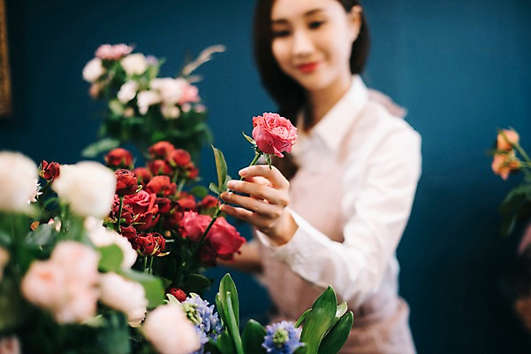 포토 JPG 응시 여자 꽃 행복 여유 한송이 실내 관리 한명 미소 들기 사람 상반신 20대 성인 취미 옆모습 장미 한국인 잡기 꽃집 즐거움 손질 꺼내기 성인여자한명만 국내포토 식물 1 시선 감정 뷰포인트 모션 표정 동양인 청년 내부 상점 송이 여자한명만 성인여자만 파일형식