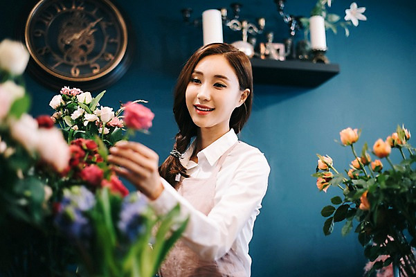 포토 JPG 응시 여자 꽃 행복 여유 선반 실내 관리 한명 미소 사람 상반신 20대 성인 취미 옆모습 장미 한국인 꽃집 즐거움 손질 성인여자한명만 국내포토 식물 1 시선 감정 뷰포인트 가구 표정 동양인 청년 내부 상점 여자한명만 성인여자만 파일형식