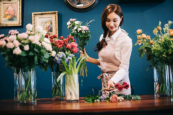 포토 JPG 응시 여자 꽃 행복 여유 꽃다발 탁자 실내 관리 한명 미소 사람 상반신 20대 성인 취미 옆모습 장미 꽃병 한국인 꽃집 즐거움 만들기 손질 성인여자한명만 국내포토 식물 1 시선 감정 뷰포인트 가구 모션 표정 동양인 청년 내부 상점 여자한명만 성인여자만 파일형식