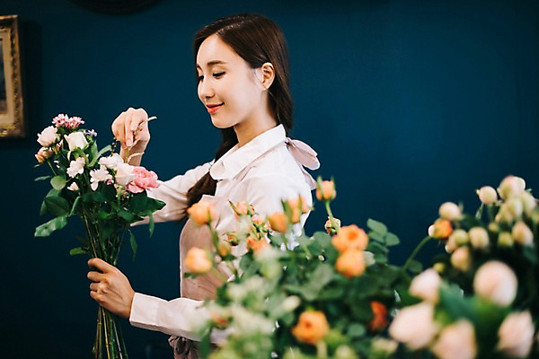 포토 JPG 응시 여자 꽃 행복 여유 꽃다발 실내 관리 한명 미소 사람 상반신 20대 성인 취미 옆모습 장미 만지기 한국인 꽃집 즐거움 손질 성인여자한명만 국내포토 식물 1 시선 감정 뷰포인트 모션 표정 동양인 청년 내부 상점 여자한명만 성인여자만 파일형식