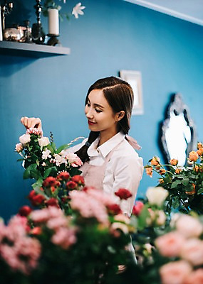 포토 JPG 응시 여자 꽃 행복 여유 꽃다발 실내 관리 한명 미소 사람 상반신 20대 성인 취미 옆모습 장미 만지기 한국인 꽃집 즐거움 손질 성인여자한명만 국내포토 식물 1 시선 감정 뷰포인트 모션 표정 동양인 청년 내부 상점 여자한명만 성인여자만 파일형식