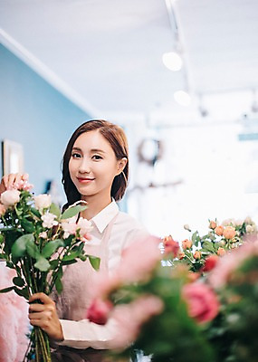포토 JPG 응시 여자 꽃 행복 여유 꽃다발 실내 관리 한명 미소 사람 상반신 20대 성인 취미 앞모습 장미 한국인 꽃집 즐거움 손질 성인여자한명만 국내포토 식물 1 시선 감정 뷰포인트 표정 동양인 청년 내부 상점 여자한명만 성인여자만 파일형식 인종 여자만 성인만