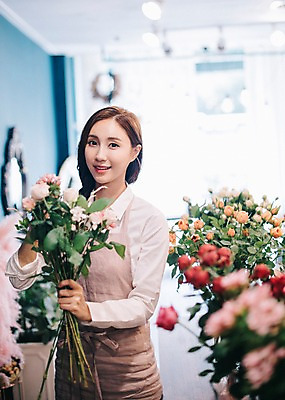 포토 JPG 응시 여자 꽃 행복 여유 꽃다발 실내 관리 한명 미소 들기 사람 상반신 20대 성인 취미 앞모습 장미 만지기 한국인 꽃집 즐거움 만들기 손질 성인여자한명만 국내포토 식물 1 시선 감정 뷰포인트 모션 표정 동양인 청년 내부 상점 여자한명만 성인여자만 파일형식