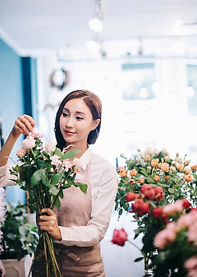 포토 JPG 응시 여자 꽃 행복 여유 실내 관리 한명 사람 상반신 20대 성인 취미 앞모습 장미 만지기 한국인 꽃집 즐거움 손질 성인여자한명만 국내포토 식물 1 시선 감정 뷰포인트 모션 동양인 청년 내부 상점 여자한명만 성인여자만 파일형식