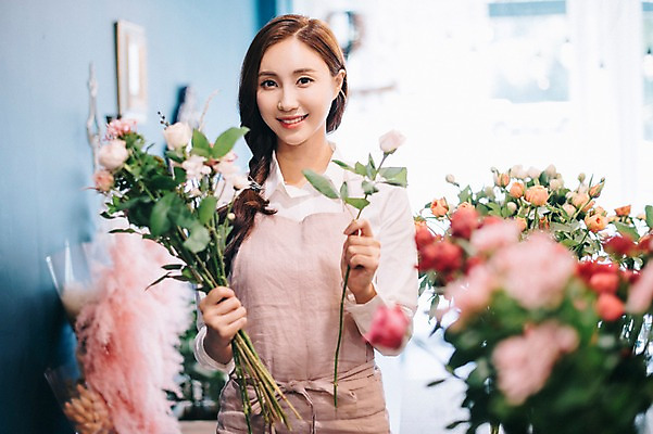 포토 JPG 응시 여자 꽃 행복 여유 꽃다발 한송이 실내 관리 한명 미소 사람 상반신 20대 성인 취미 앞모습 장미 한국인 꽃집 즐거움 만들기 손질 성인여자한명만 국내포토 식물 1 시선 감정 뷰포인트 모션 표정 동양인 청년 내부 상점 송이 여자한명만 성인여자만 파일형식