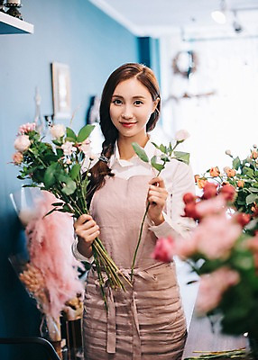 포토 JPG 응시 여자 꽃 행복 여유 꽃다발 실내 관리 한명 미소 사람 상반신 20대 성인 취미 앞모습 장미 한국인 꽃집 즐거움 만들기 손질 성인여자한명만 국내포토 식물 1 시선 감정 뷰포인트 모션 표정 동양인 청년 내부 상점 여자한명만 성인여자만 파일형식