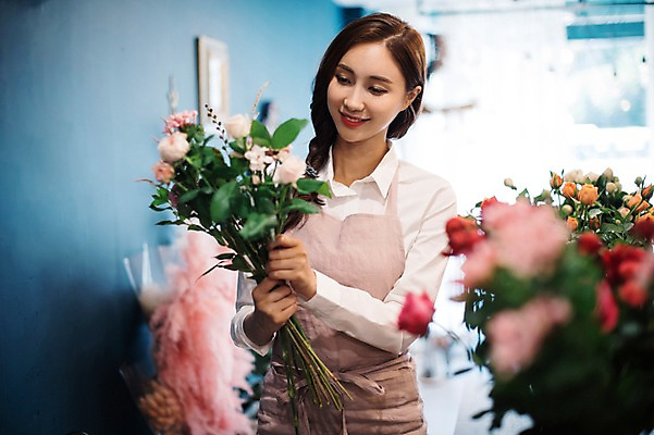 포토 JPG 응시 여자 꽃 행복 여유 꽃다발 실내 관리 한명 미소 사람 상반신 20대 성인 취미 앞모습 한국인 꽃집 즐거움 만들기 손질 성인여자한명만 국내포토 식물 1 시선 감정 뷰포인트 모션 표정 동양인 청년 내부 상점 여자한명만 성인여자만 파일형식