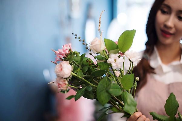 포토 JPG 응시 여자 꽃 행복 여유 꽃다발 실내 관리 한명 들기 사람 근접촬영 상반신 20대 성인 취미 앞모습 아웃포커스 장미 한국인 꽃집 즐거움 만들기 손질 성인여자한명만 국내포토 식물 1 시선 감정 뷰포인트 모션 촬영기법 동양인 청년 내부 상점 여자한명만 성인여자만 파일형식