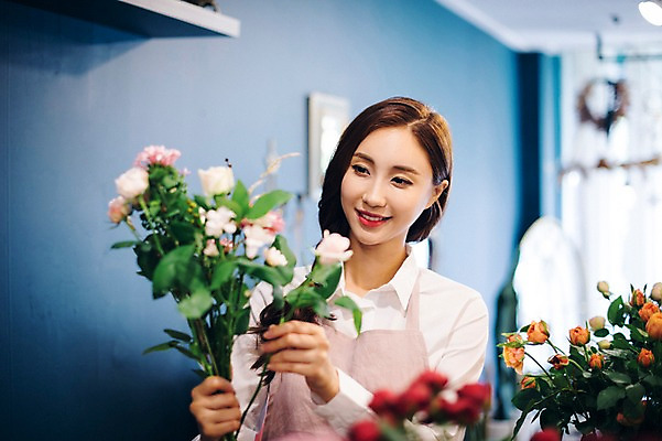 포토 JPG 응시 여자 꽃 행복 여유 꽃다발 실내 관리 한명 미소 들기 사람 상반신 20대 성인 취미 앞모습 장미 한국인 꽃집 즐거움 손질 성인여자한명만 국내포토 식물 1 시선 감정 뷰포인트 모션 표정 동양인 청년 내부 상점 여자한명만 성인여자만 파일형식