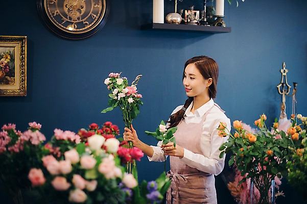 포토 JPG 응시 여자 꽃 행복 여유 꽃다발 실내 관리 한명 미소 들기 사람 상반신 20대 성인 취미 옆모습 장미 꽃병 한국인 꽃집 즐거움 손질 성인여자한명만 국내포토 식물 1 시선 감정 뷰포인트 모션 표정 동양인 청년 내부 상점 여자한명만 성인여자만 파일형식