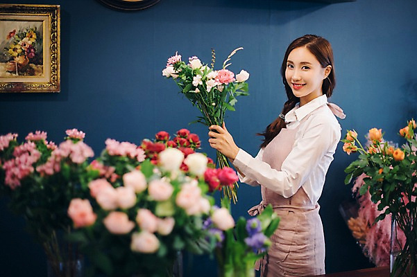 포토 JPG 응시 여자 꽃 행복 여유 꽃다발 실내 관리 한명 미소 들기 사람 상반신 20대 성인 취미 옆모습 장미 한국인 꽃집 즐거움 손질 성인여자한명만 국내포토 식물 1 시선 감정 뷰포인트 모션 표정 동양인 청년 내부 상점 여자한명만 성인여자만 파일형식