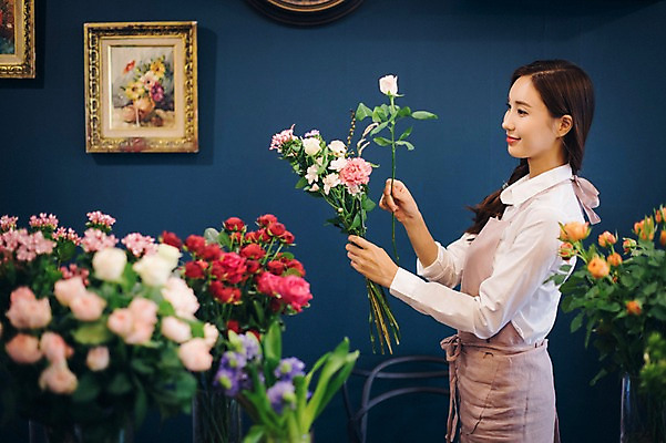 포토 JPG 응시 여자 꽃 행복 여유 꽃다발 실내 관리 한명 미소 들기 사람 상반신 20대 성인 취미 옆모습 장미 꽃병 한국인 꽃집 즐거움 손질 성인여자한명만 국내포토 식물 1 시선 감정 뷰포인트 모션 표정 동양인 청년 내부 상점 여자한명만 성인여자만 파일형식