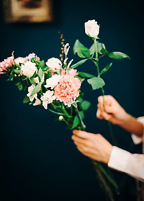 포토 JPG 여자 꽃 행복 여유 꽃다발 실내 관리 한명 사람 근접촬영 20대 성인 취미 신체부위 장미 한국인 양손 꽃집 즐거움 손질 성인여자한명만 국내포토 식물 1 손 감정 뷰포인트 동양인 청년 내부 상점 여자한명만 성인여자만 파일형식