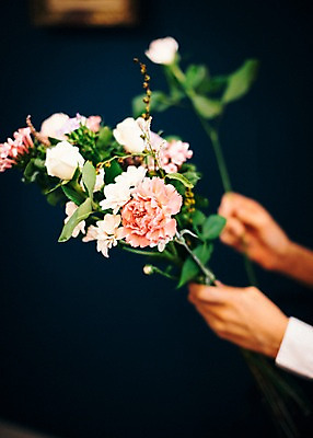 포토 JPG 여자 꽃 행복 여유 꽃다발 실내 관리 한명 사람 근접촬영 20대 성인 취미 신체부위 한국인 양손 꽃집 즐거움 손질 성인여자한명만 국내포토 식물 1 손 감정 뷰포인트 동양인 청년 내부 상점 여자한명만 성인여자만 파일형식