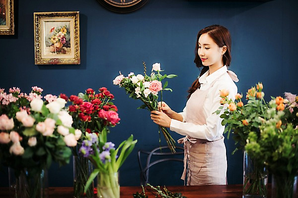 포토 JPG 응시 여자 꽃 행복 여유 꽃다발 탁자 실내 한명 미소 들기 사람 상반신 20대 성인 취미 옆모습 컬러풀 장미 꽃병 한국인 꽃집 즐거움 성인여자한명만 국내포토 식물 1 시선 감정 뷰포인트 컬러 가구 모션 표정 동양인 청년 내부 상점 여자한명만 성인여자만 파일형식