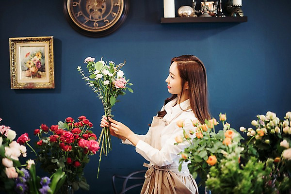 포토 JPG 응시 여자 꽃 행복 여유 꽃다발 실내 관리 한명 서기 사람 상반신 20대 성인 취미 옆모습 장미 앞치마 한국인 꽃집 즐거움 손질 성인여자한명만 소상공인 국내포토 식물 직업 1 시선 감정 뷰포인트 모션 동양인 청년 내부 경제 상점 상인 여자한명만 성인여자만 파일형식