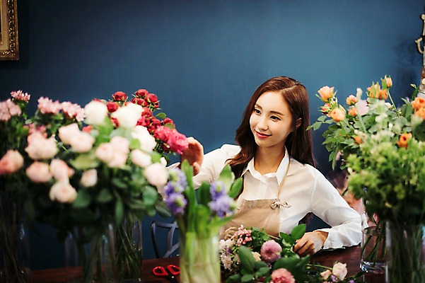 포토 JPG 응시 여자 꽃 행복 여유 실내 관리 한명 미소 사람 상반신 20대 성인 취미 앞모습 장미 꽃병 한국인 꽃집 즐거움 손질 성인여자한명만 국내포토 식물 1 시선 감정 뷰포인트 표정 동양인 청년 내부 상점 여자한명만 성인여자만 파일형식