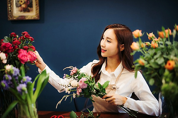 포토 JPG 응시 여자 꽃 행복 여유 꽃다발 실내 관리 한명 미소 사람 상반신 20대 성인 취미 옆모습 앞치마 한국인 꽃집 꽃꽂이 즐거움 손질 성인여자한명만 소상공인 국내포토 식물 직업 1 시선 감정 뷰포인트 표정 동양인 청년 내부 경제 상점 상인 원예 여자한명만 성인여자만 파일형식