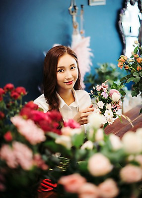 포토 JPG 응시 여자 꽃 행복 여유 실내 관리 한명 미소 사람 상반신 20대 성인 취미 옆모습 장미 한국인 꽃집 즐거움 손질 성인여자한명만 국내포토 식물 1 시선 감정 뷰포인트 표정 동양인 청년 내부 상점 여자한명만 성인여자만 파일형식