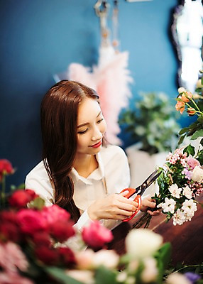 포토 JPG 응시 여자 꽃 행복 여유 실내 관리 한명 미소 사람 상반신 20대 성인 취미 옆모습 하이앵글 장미 한국인 꽃집 꽃꽂이 즐거움 손질 조경가위 성인여자한명만 국내포토 식물 1 시선 감정 뷰포인트 가위_도구 표정 동양인 청년 내부 상점 원예 여자한명만 성인여자만 파일형식