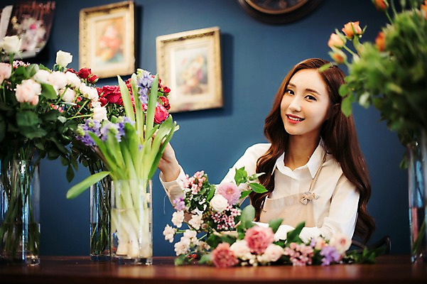 포토 JPG 응시 여자 꽃 행복 여유 실내 한명 미소 사람 상반신 20대 성인 취미 앞모습 장미 꽃병 한국인 꽃집 꽃꽂이 즐거움 손질 성인여자한명만 국내포토 식물 1 시선 감정 뷰포인트 표정 동양인 청년 내부 상점 원예 여자한명만 성인여자만 파일형식