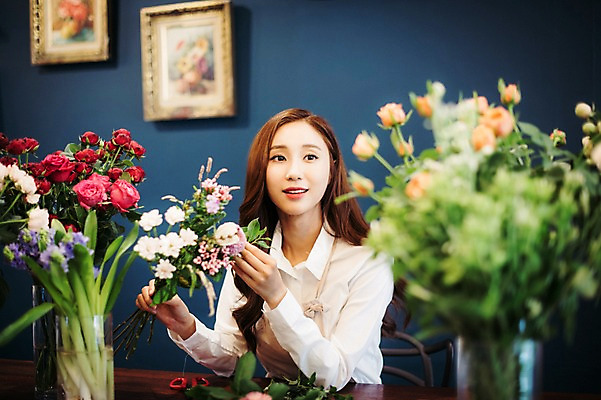 포토 JPG 응시 여자 꽃 행복 여유 꽃다발 실내 관리 한명 미소 사람 상반신 20대 성인 취미 앞모습 장미 만지기 한국인 꽃집 즐거움 손질 성인여자한명만 국내포토 식물 1 시선 감정 뷰포인트 모션 표정 동양인 청년 내부 상점 여자한명만 성인여자만 파일형식
