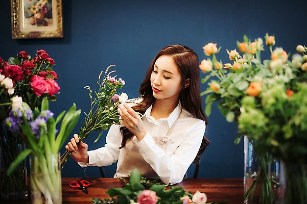 포토 JPG 응시 여자 꽃 행복 여유 실내 한명 사람 상반신 20대 성인 취미 앞모습 장미 꽃병 한국인 꽃집 즐거움 손질 조경가위 성인여자한명만 국내포토 식물 1 시선 감정 뷰포인트 가위_도구 동양인 청년 내부 상점 여자한명만 성인여자만 파일형식