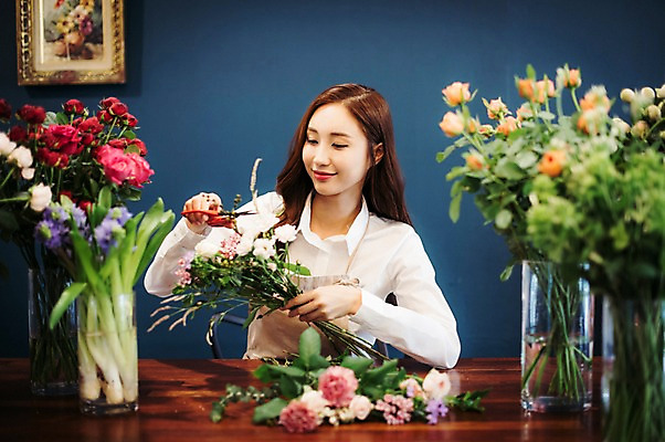 포토 JPG 응시 여자 꽃 행복 여유 실내 한명 미소 사람 상반신 20대 성인 취미 앞모습 장미 꽃병 한국인 꽃집 꽃꽂이 즐거움 손질 조경가위 성인여자한명만 국내포토 식물 1 시선 감정 뷰포인트 가위_도구 표정 동양인 청년 내부 상점 원예 여자한명만 성인여자만 파일형식