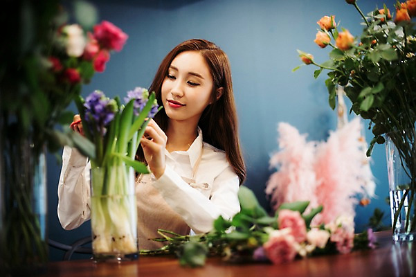 포토 JPG 여자 꽃 행복 여유 실내 한명 사람 상반신 20대 성인 취미 앞모습 장미 꽃병 한국인 꽃집 꽃꽂이 즐거움 손질 성인여자한명만 국내포토 식물 1 감정 뷰포인트 동양인 청년 내부 상점 원예 여자한명만 성인여자만 파일형식