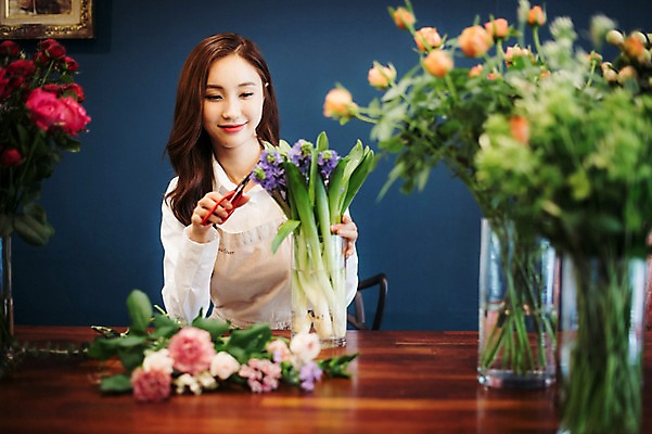 포토 JPG 응시 여자 꽃 행복 여유 실내 한명 미소 사람 상반신 20대 성인 취미 앞모습 장미 꽃병 한국인 다발 꽃집 꽃꽂이 즐거움 손질 조경가위 성인여자한명만 국내포토 식물 1 시선 감정 뷰포인트 가위_도구 표정 동양인 청년 내부 상점 원예 여자한명만 성인여자만 파일형식