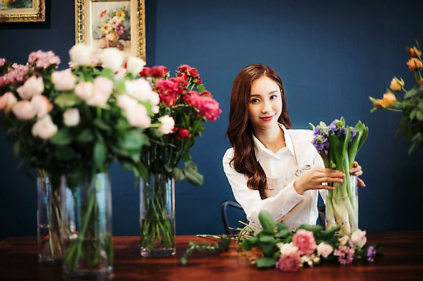 포토 JPG 응시 여자 꽃 행복 여유 유리병 실내 한명 미소 사람 상반신 20대 성인 취미 앞모습 장미 꽃병 한국인 꽃집 꽃꽂이 즐거움 손질 성인여자한명만 국내포토 식물 1 시선 감정 뷰포인트 병_용기 표정 동양인 청년 내부 상점 원예 여자한명만 성인여자만 파일형식