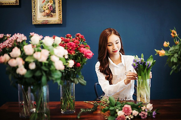 포토 JPG 응시 여자 꽃 행복 여유 실내 한명 미소 사람 상반신 20대 성인 취미 앞모습 장미 꽃병 한국인 꽃집 꽃꽂이 즐거움 손질 성인여자한명만 국내포토 식물 1 시선 감정 뷰포인트 표정 동양인 청년 내부 상점 원예 여자한명만 성인여자만 파일형식