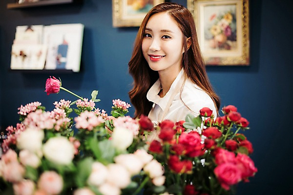 포토 JPG 응시 여자 꽃 행복 여유 한송이 실내 관리 한명 미소 들기 사람 상반신 20대 성인 취미 옆모습 한국인 다발 꽃집 즐거움 손질 성인여자한명만 국내포토 식물 1 시선 감정 뷰포인트 모션 표정 동양인 청년 내부 상점 송이 여자한명만 성인여자만 파일형식