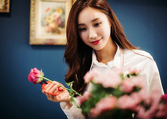 포토 JPG 응시 여자 꽃 행복 여유 한송이 실내 한명 미소 들기 사람 상반신 20대 성인 취미 앞모습 장미 한국인 꽃집 즐거움 손질 조경가위 성인여자한명만 국내포토 식물 1 시선 감정 뷰포인트 모션 가위_도구 표정 동양인 청년 내부 상점 송이 여자한명만 성인여자만 파일형식