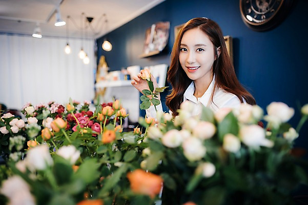 포토 JPG 응시 여자 꽃 행복 여유 한송이 실내 관리 한명 미소 들기 사람 상반신 20대 성인 취미 앞모습 만지기 한국인 꽃집 즐거움 손질 성인여자한명만 국내포토 식물 1 시선 감정 뷰포인트 모션 표정 동양인 청년 내부 상점 송이 여자한명만 성인여자만 파일형식