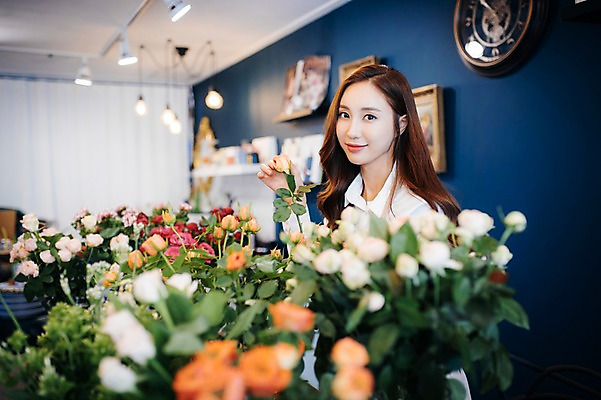 포토 JPG 응시 여자 꽃 행복 여유 한송이 실내 관리 한명 미소 들기 사람 상반신 20대 성인 취미 옆모습 장미 한국인 다발 꽃집 즐거움 손질 성인여자한명만 국내포토 식물 1 시선 감정 뷰포인트 모션 표정 동양인 청년 내부 상점 송이 여자한명만 성인여자만 파일형식