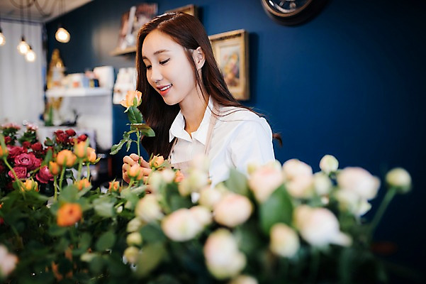 포토 JPG 응시 여자 꽃 행복 여유 한송이 실내 관리 한명 미소 들기 사람 상반신 20대 성인 취미 옆모습 장미 한국인 다발 꽃집 즐거움 손질 성인여자한명만 국내포토 식물 1 시선 감정 뷰포인트 모션 표정 동양인 청년 내부 상점 송이 여자한명만 성인여자만 파일형식