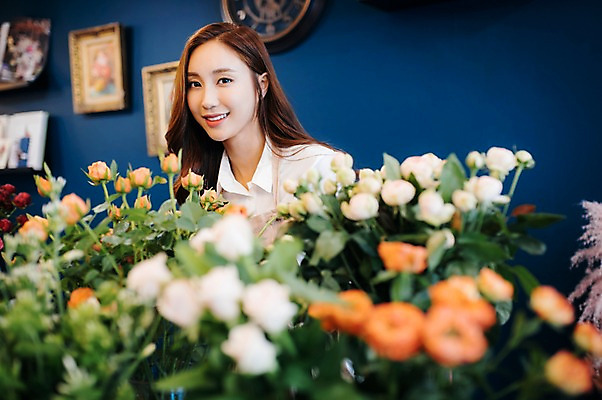 포토 JPG 응시 여자 꽃 행복 여유 꽃다발 실내 관리 한명 미소 사람 상반신 20대 성인 취미 앞모습 장미 한국인 다발 꽃집 즐거움 손질 성인여자한명만 국내포토 식물 1 시선 감정 뷰포인트 표정 동양인 청년 내부 상점 여자한명만 성인여자만 파일형식