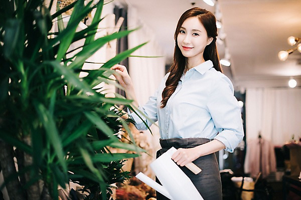 포토 JPG 나무 식물 응시 여자 꽃 행복 화분 여유 잎 실내 관리 한명 미소 사람 상반신 20대 성인 취미 옆모습 물뿌리개 한국인 꽃집 즐거움 성인여자한명만 국내포토 1 시선 감정 뷰포인트 표정 동양인 청년 내부 상점 여자한명만 성인여자만 파일형식