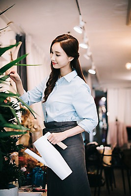 포토 JPG 나무 식물 응시 여자 꽃 행복 화분 여유 잎 실내 관리 한명 미소 사람 상반신 20대 성인 취미 옆모습 물뿌리개 만지기 한국인 꽃집 즐거움 성인여자한명만 국내포토 1 시선 감정 뷰포인트 모션 표정 동양인 청년 내부 상점 여자한명만 성인여자만 파일형식