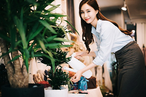 포토 JPG 식물 응시 여자 꽃 행복 화분 여유 잎 실내 관리 한명 미소 사람 상반신 20대 성인 취미 옆모습 물뿌리개 만지기 한국인 꽃집 즐거움 물주기 성인여자한명만 국내포토 1 시선 감정 뷰포인트 모션 표정 동양인 청년 내부 상점 여자한명만 성인여자만 파일형식