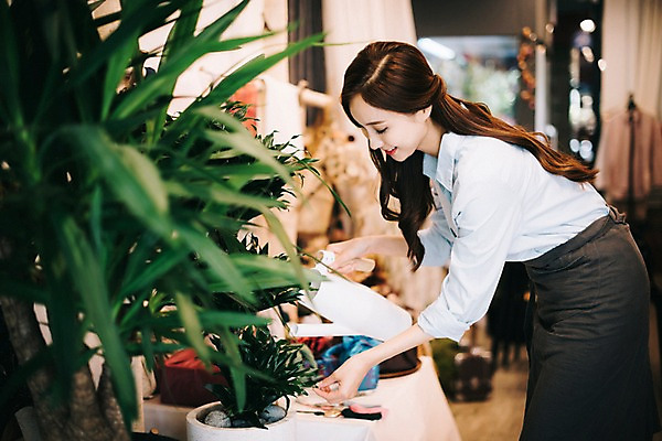 포토 JPG 나무 식물 응시 여자 꽃 행복 화분 여유 잎 실내 한명 미소 사람 상반신 20대 성인 취미 옆모습 물뿌리개 만지기 한국인 꽃집 즐거움 물주기 성인여자한명만 국내포토 1 시선 감정 뷰포인트 모션 표정 동양인 청년 내부 상점 여자한명만 성인여자만 파일형식