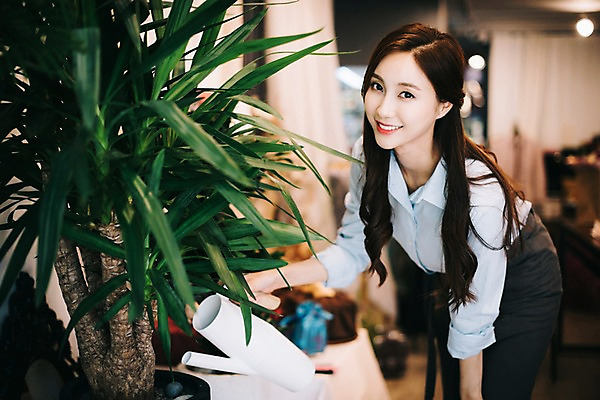 포토 JPG 나무 식물 응시 여자 꽃 행복 화분 여유 실내 관리 한명 미소 사람 상반신 20대 성인 취미 옆모습 물뿌리개 한국인 꽃집 즐거움 물주기 성인여자한명만 국내포토 1 시선 감정 뷰포인트 모션 표정 동양인 청년 내부 상점 여자한명만 성인여자만 파일형식