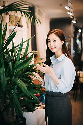 포토 JPG 식물 응시 여자 꽃 행복 화분 여유 잎 실내 관리 한명 서기 미소 사람 상반신 20대 성인 취미 옆모습 만지기 한국인 꽃집 즐거움 성인여자한명만 국내포토 1 시선 감정 뷰포인트 모션 표정 동양인 청년 내부 상점 여자한명만 성인여자만 파일형식